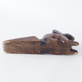 Handgemaakte houten deurstopper met konijn