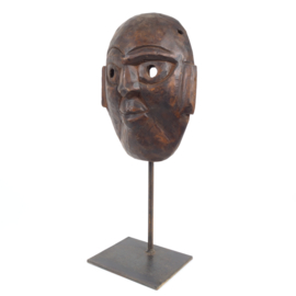 Traditioneel Nepalees houten masker op tentoonstellingsvoet