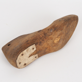 Oude brocante houten schoenmal / schoenleest met ijzeren beslag