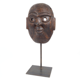 Traditioneel Nepalees houten masker op tentoonstellingsvoet