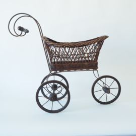 Sierlijke rieten poppenwagen met smeedijzer