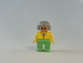 Oma met licht groene broek Duplo