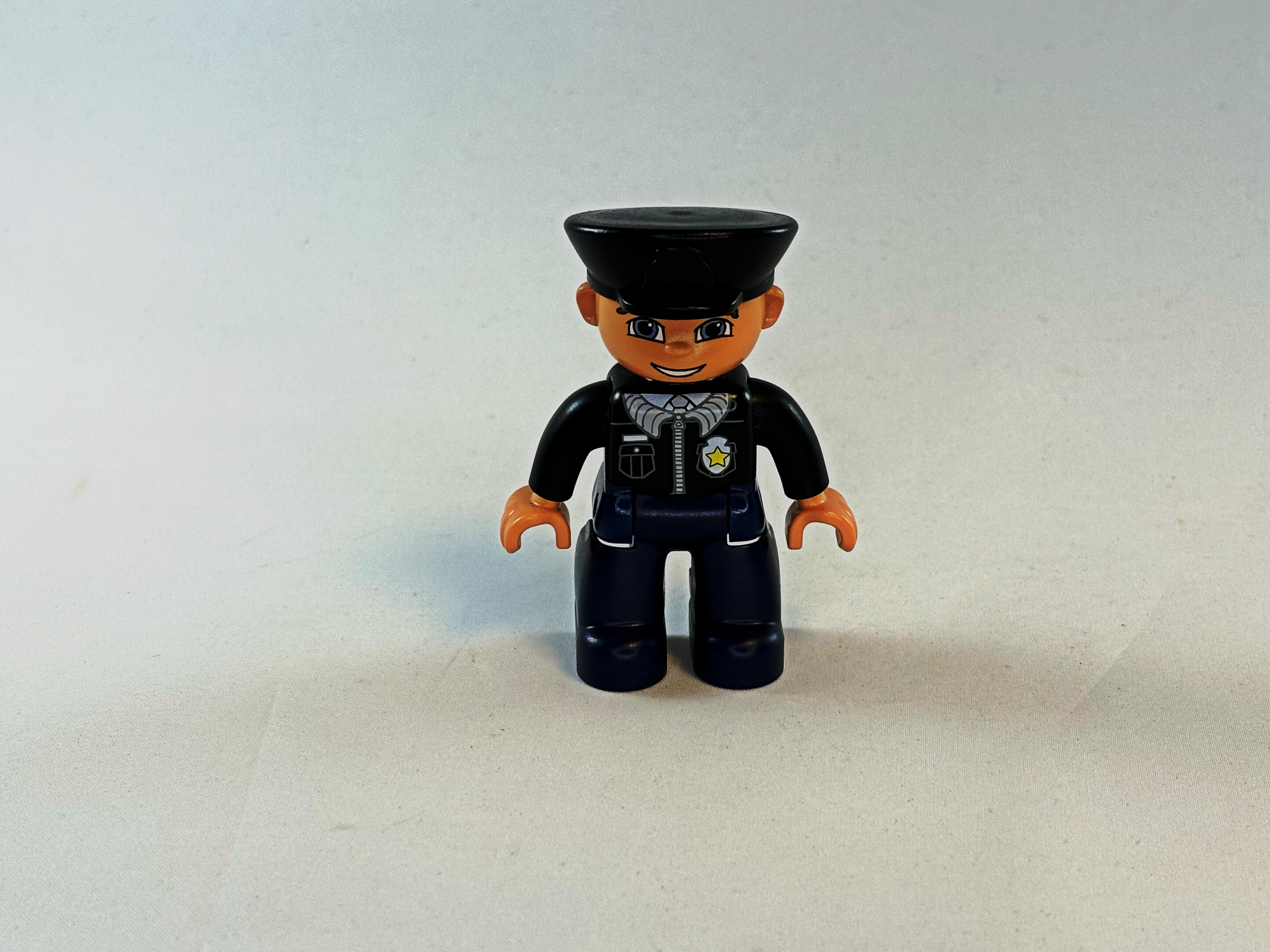 Politie donker blauw pak en zwarte pet Duplo