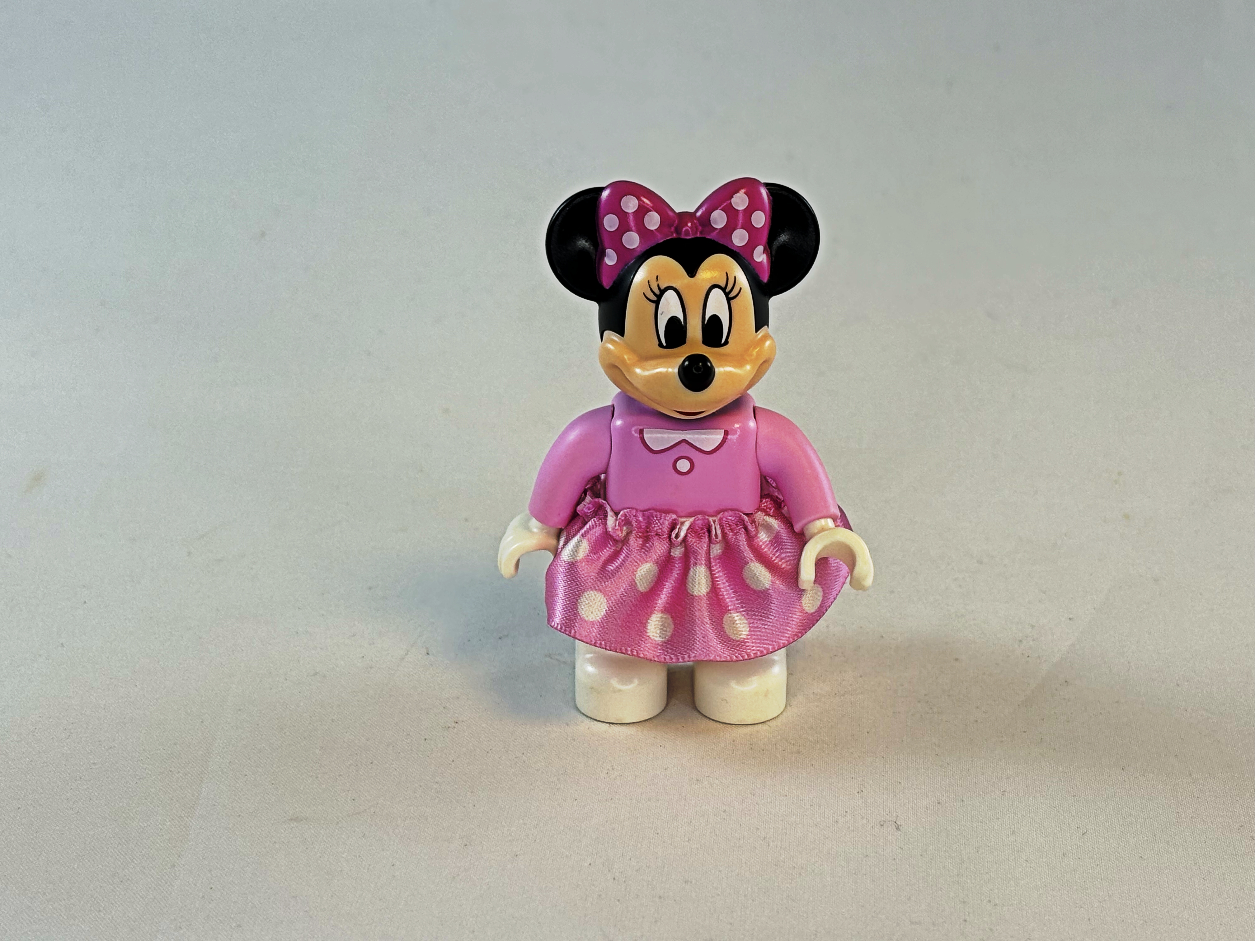Minnie Mouse in roze korte rok
