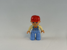 Man met licht blauwe tuinbroek en rode pet Duplo
