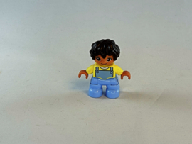 Meisje met licht blauwe tuinbroek, gele trui, bruin haar en sproetjes Duplo