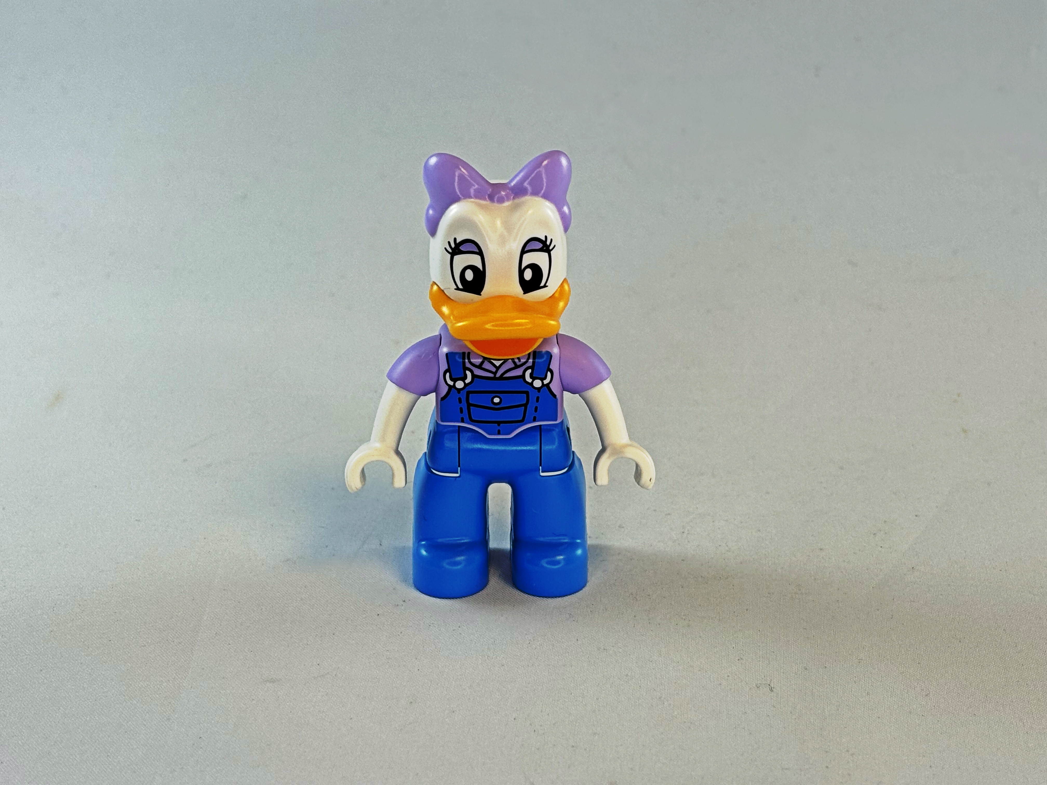 Katrien Duck met blauwe tuinbroek