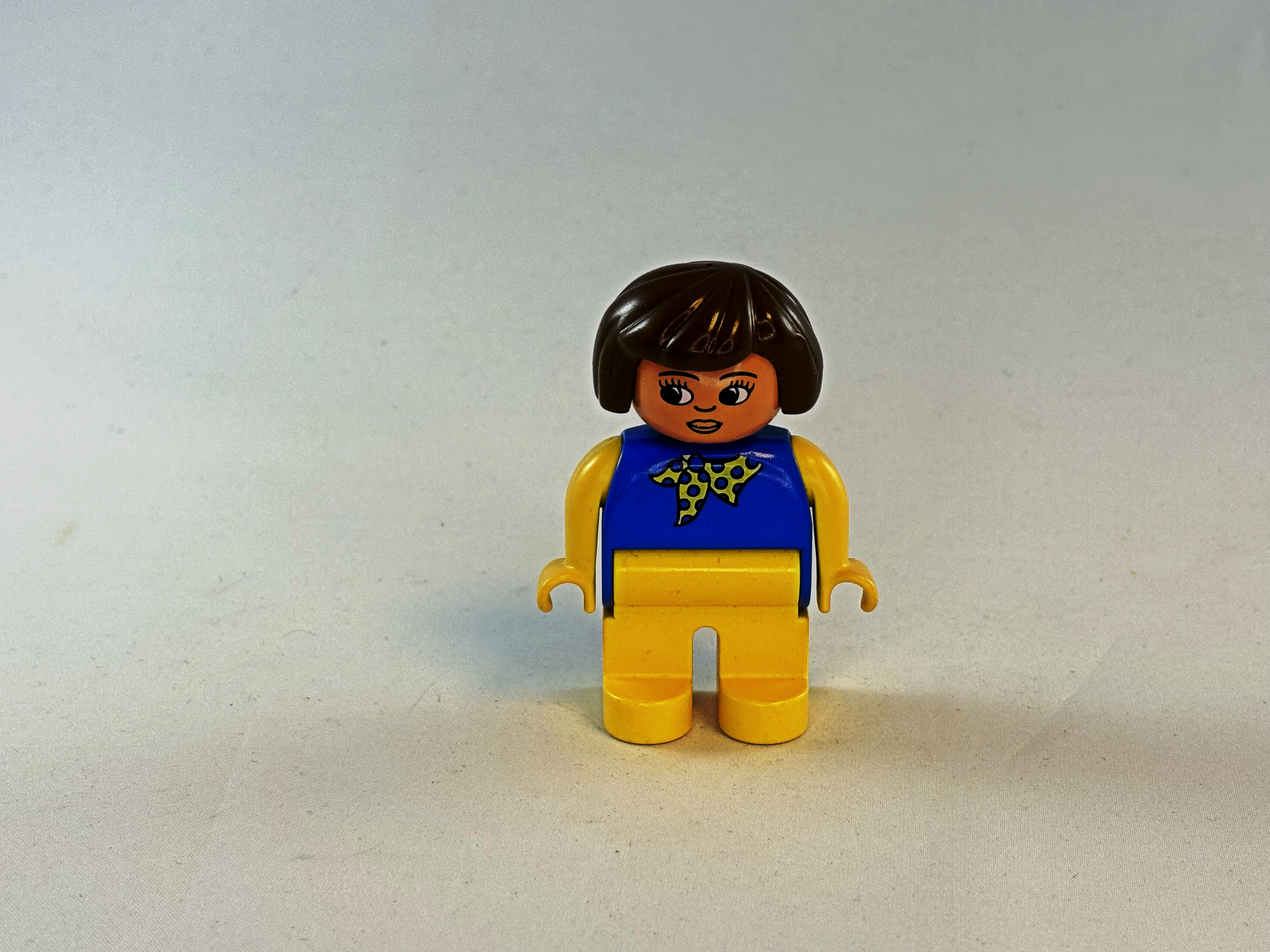 Vrouw blauw geel sjaaltje Duplo