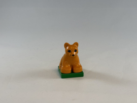 Welp bruin op voetstuk Duplo