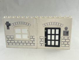 Muur wit gevangenis / politiebureau Duplo
