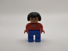 Vrouw met rode shirt, ketting en zwart haar Duplo