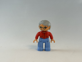 Oma met licht blauwe broek en rode trui Duplo