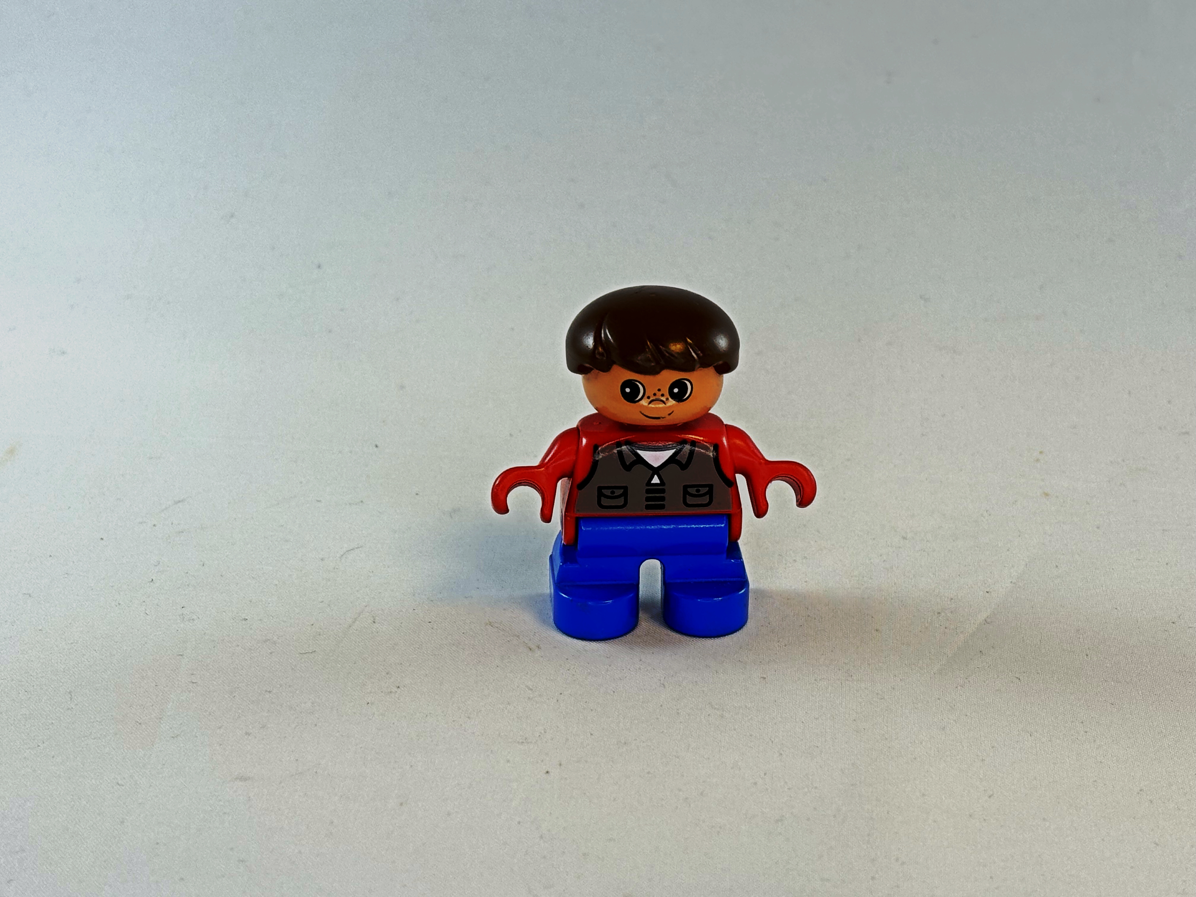 Jongen met grijze bodywarmer Duplo