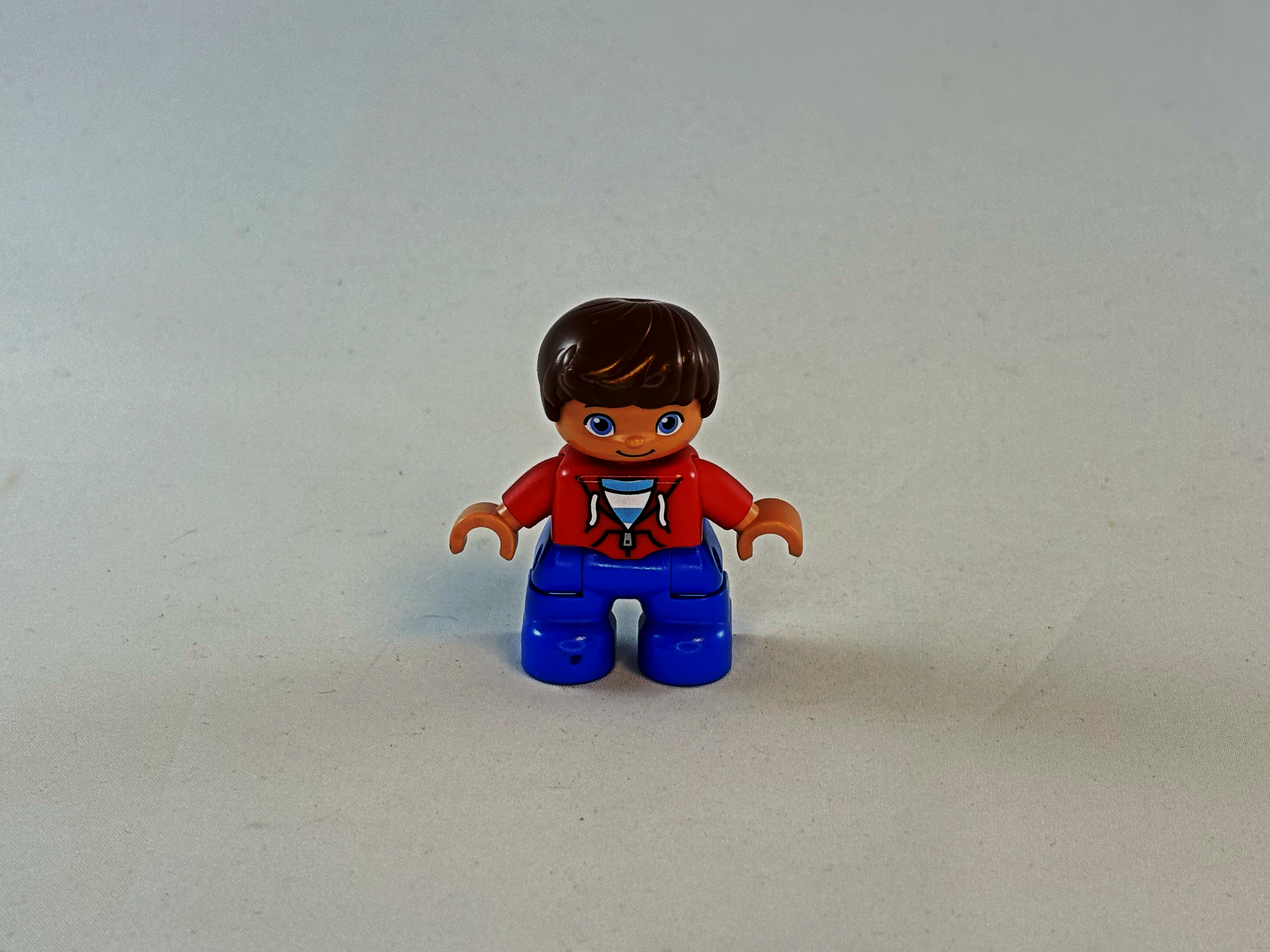 Jongen met rode trui en blauwe broek Duplo