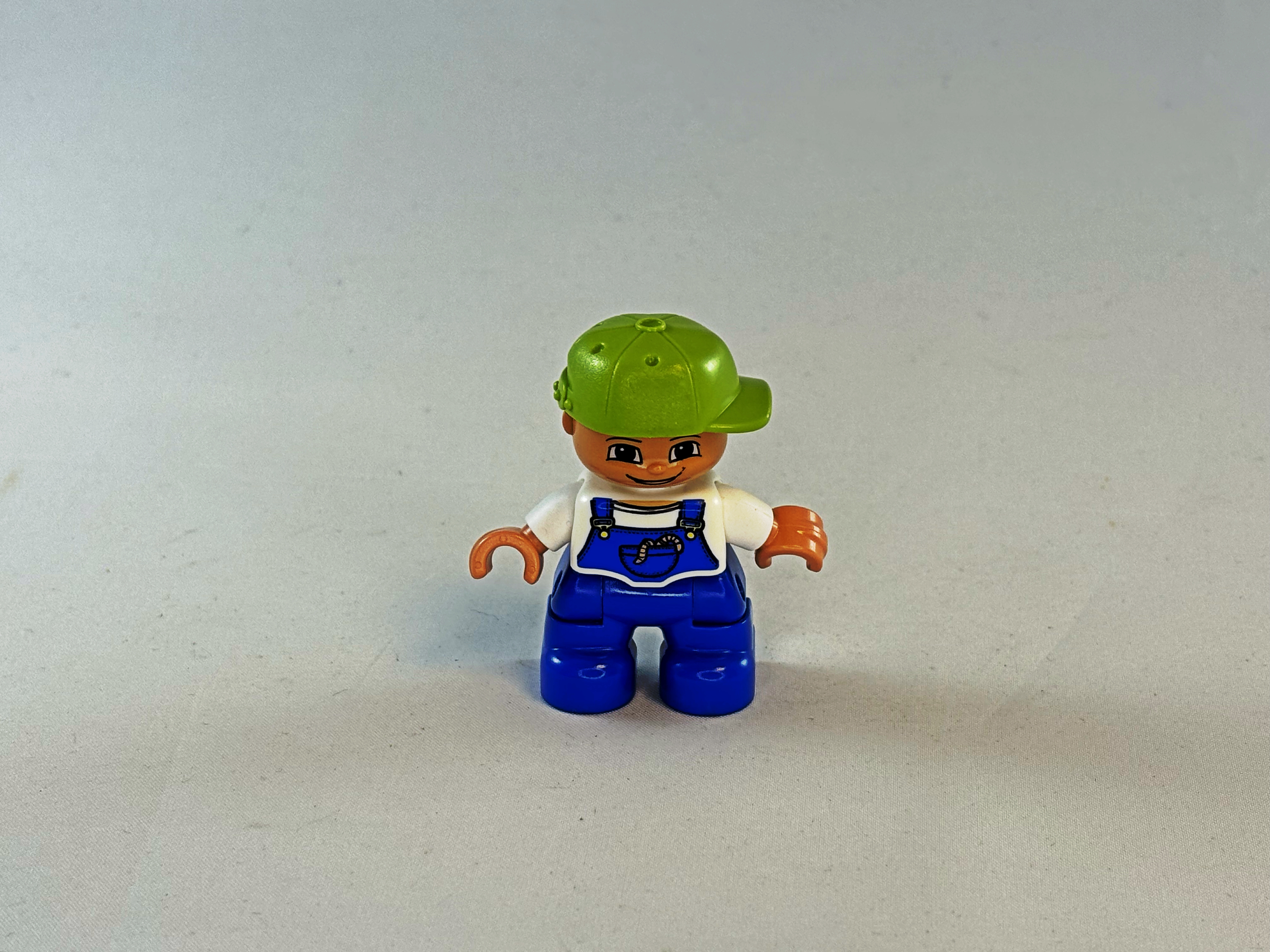 Jongen met tuinbroek en pet Duplo