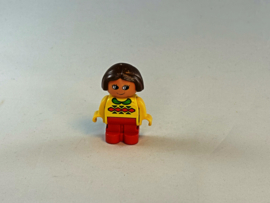 Meisje met rode broek, gele trui en bruin haar Duplo