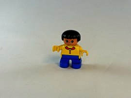 Meisje met blauwe broek, gele blouse en zwart haar Duplo