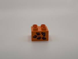 Lieveheersbeestjes op blok oranje Duplo