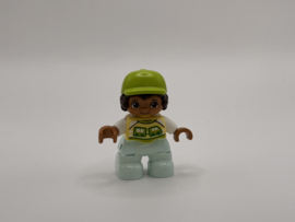 Jongen getint met trein Duplo