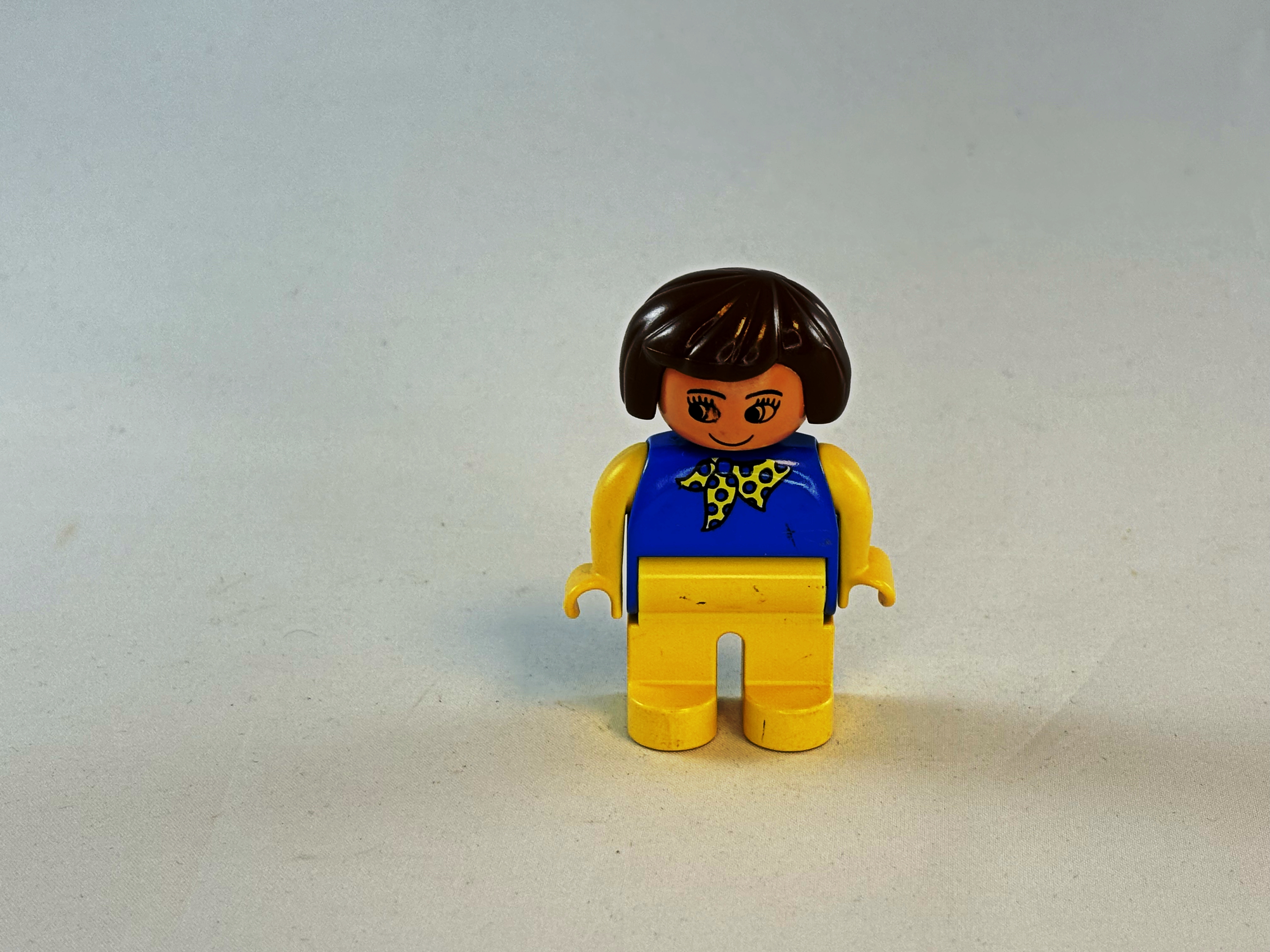 Vrouw blauw geel met sjaal Duplo