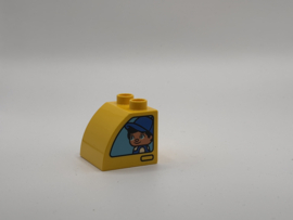 Poppetje creatieve auto’s op half rond blok geel  Duplo