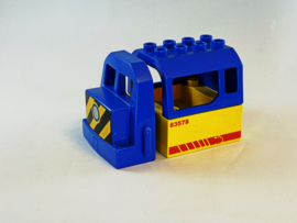 Locomotief voorkant met strepen, dak en bak blauw en geel met rode opdruk Duplo