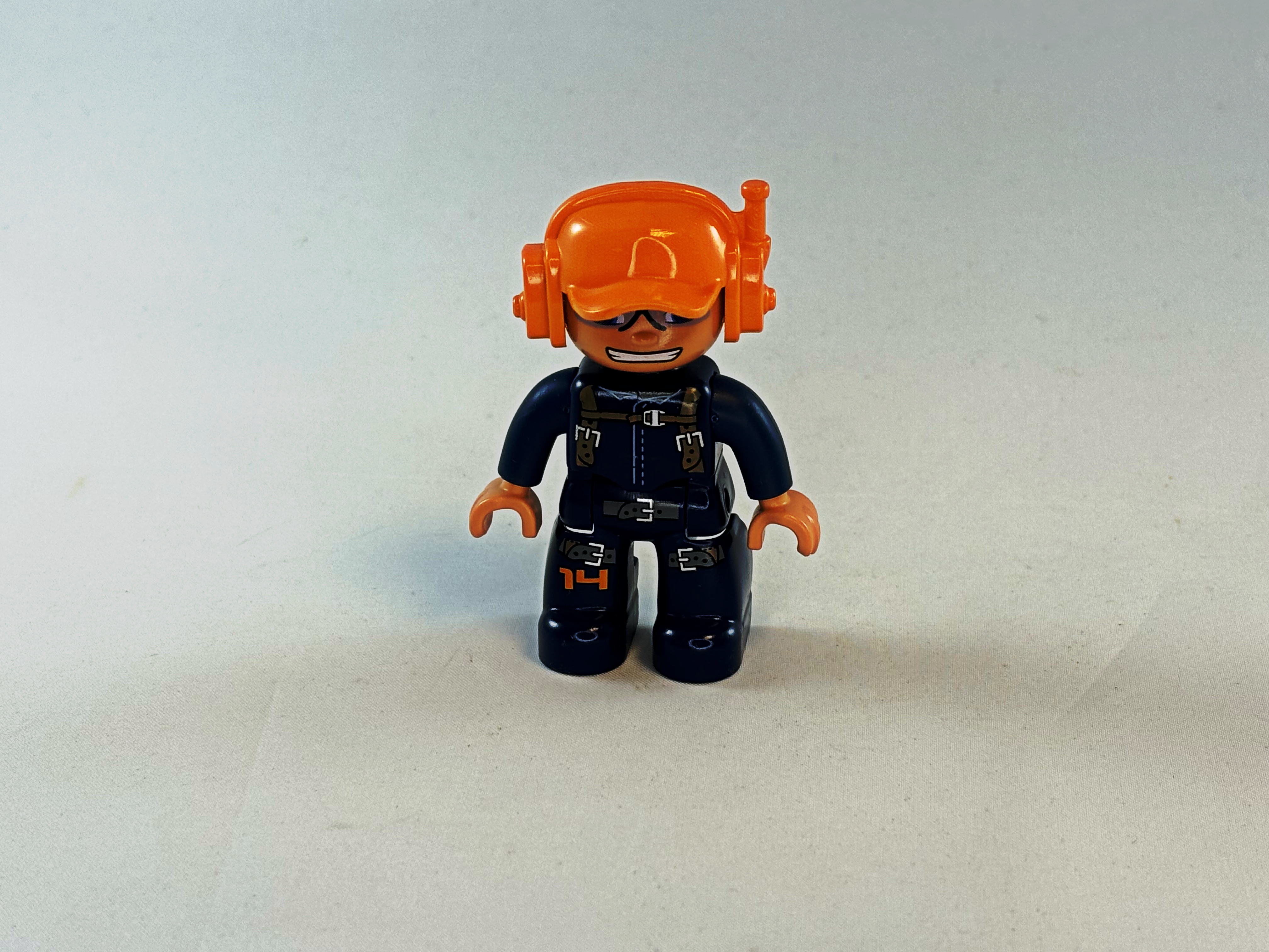 Pilootet  met blauw/grijs pak en oranje helm Duplo