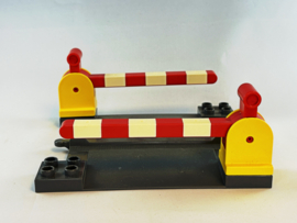 Overgang met 2 slagbomen treinrails geel rood wit donkergrijs Duplo