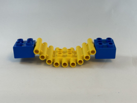 Hangbrug / loopbrug geel met blauwe  blokken  Duplo
