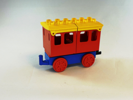 Personenwagon rood, geel en blauw Duplo