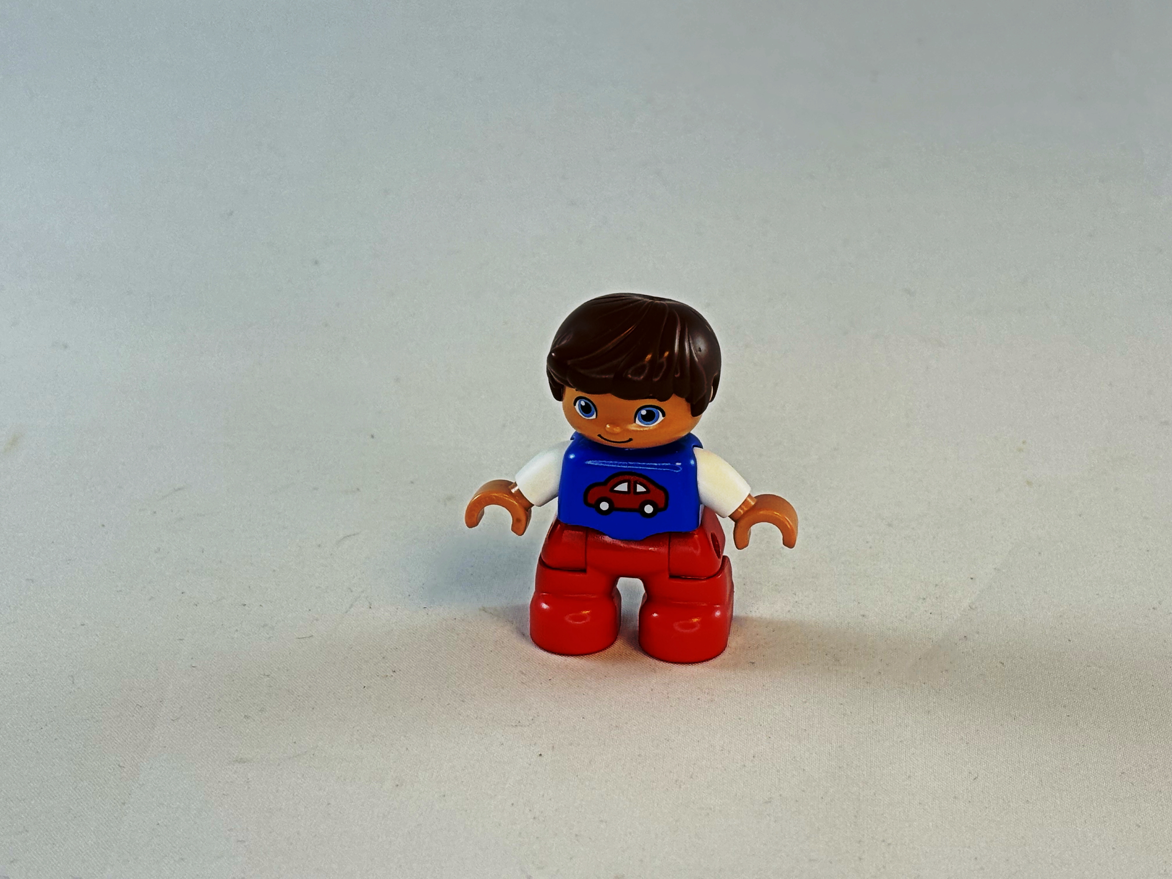 Jongen met auto op shirt Duplo