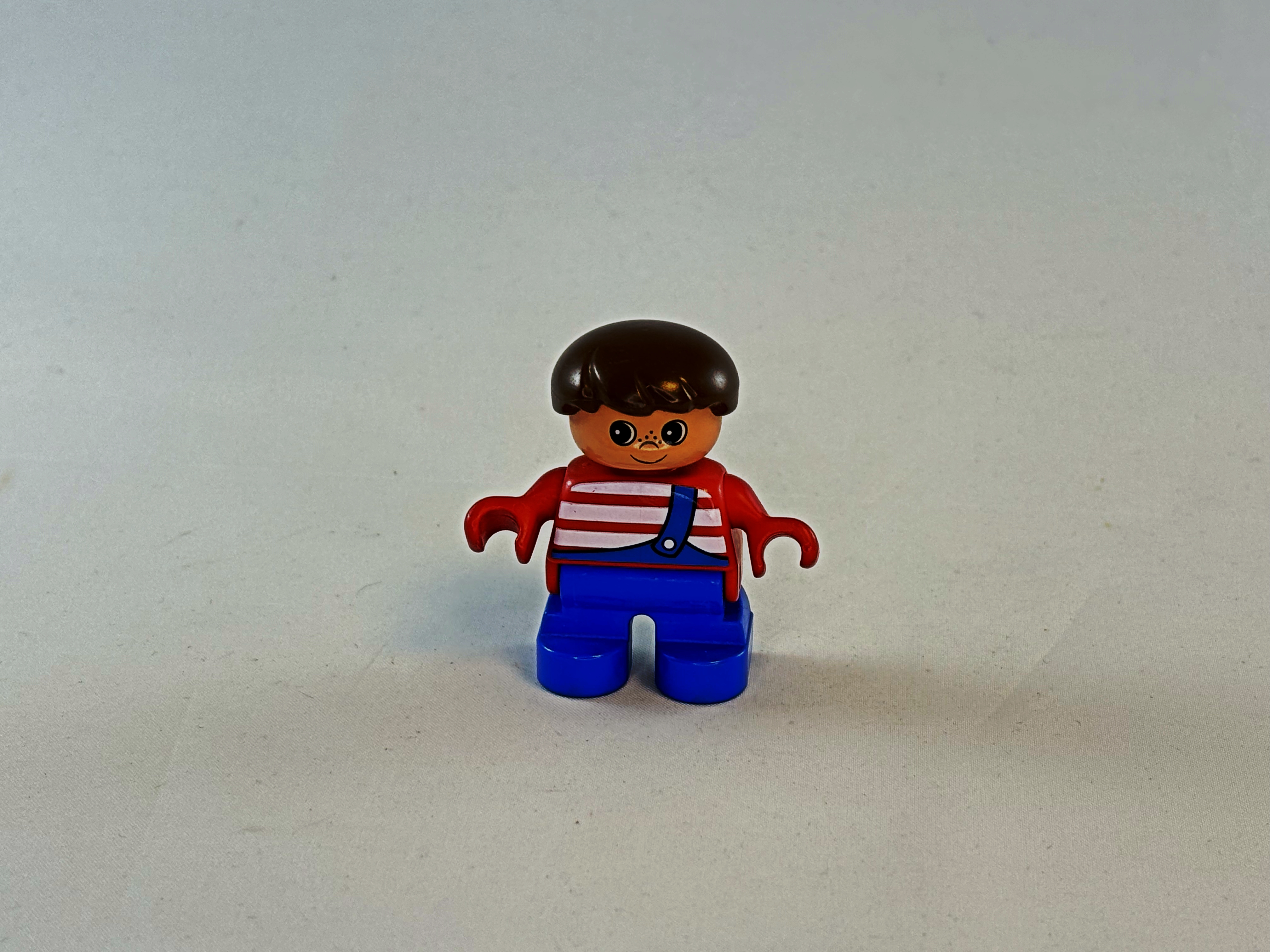 Jongen met gestreept shirt rood wit Duplo