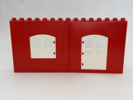 Muur rood met raam en deur wit rond Duplo