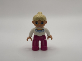 Vrouw blond haar in paardenstaart met roze broek Duplo