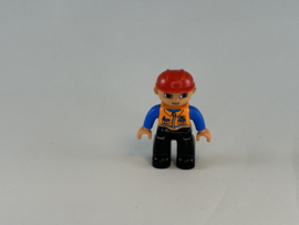 Bouwvakker met rode helm, zwarte broek, blauw shirt Duplo