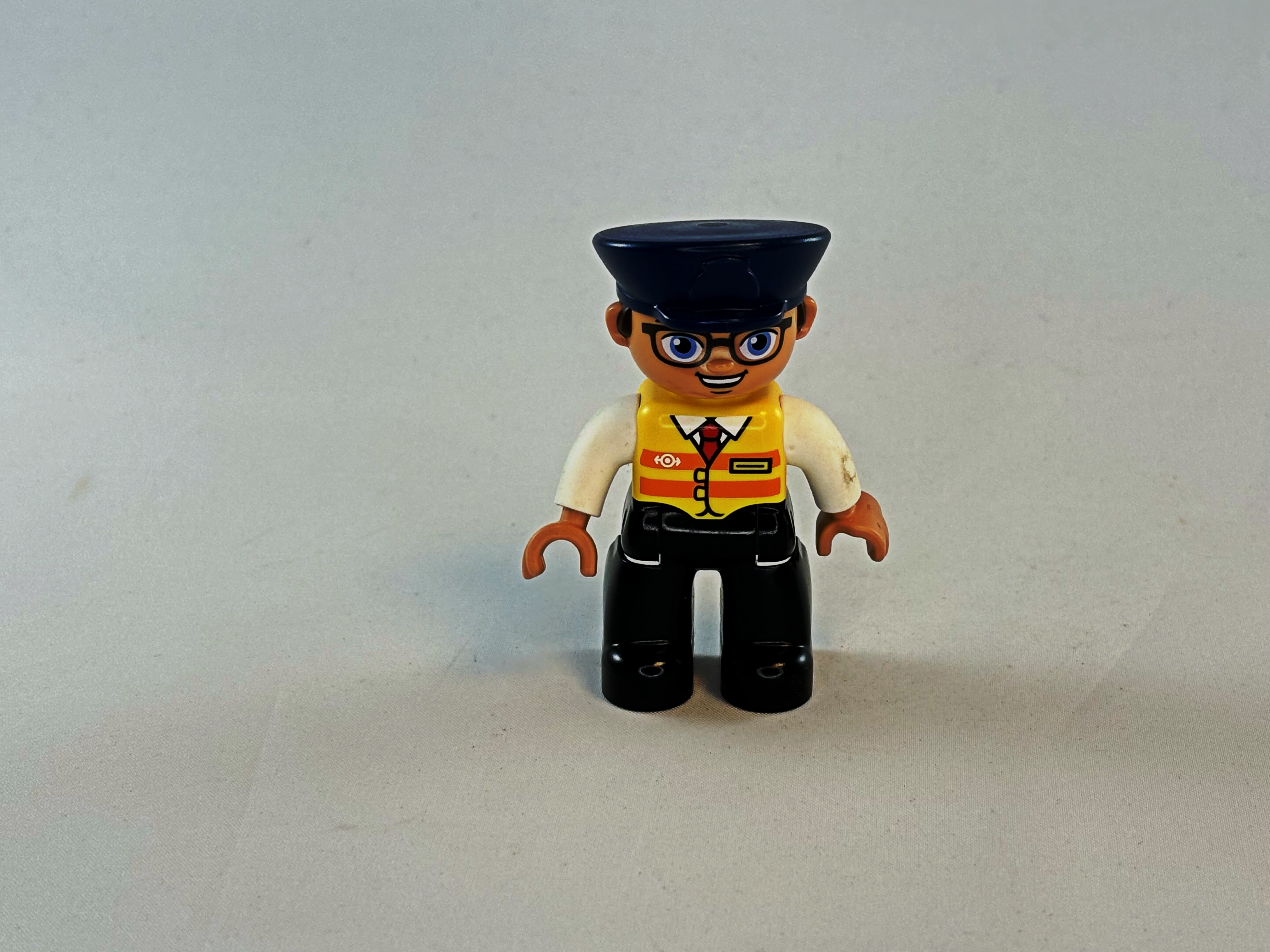 Machinist met geel wit shirt en bril Duplo