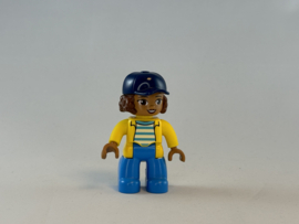 Vrouw getint met pet Duplo