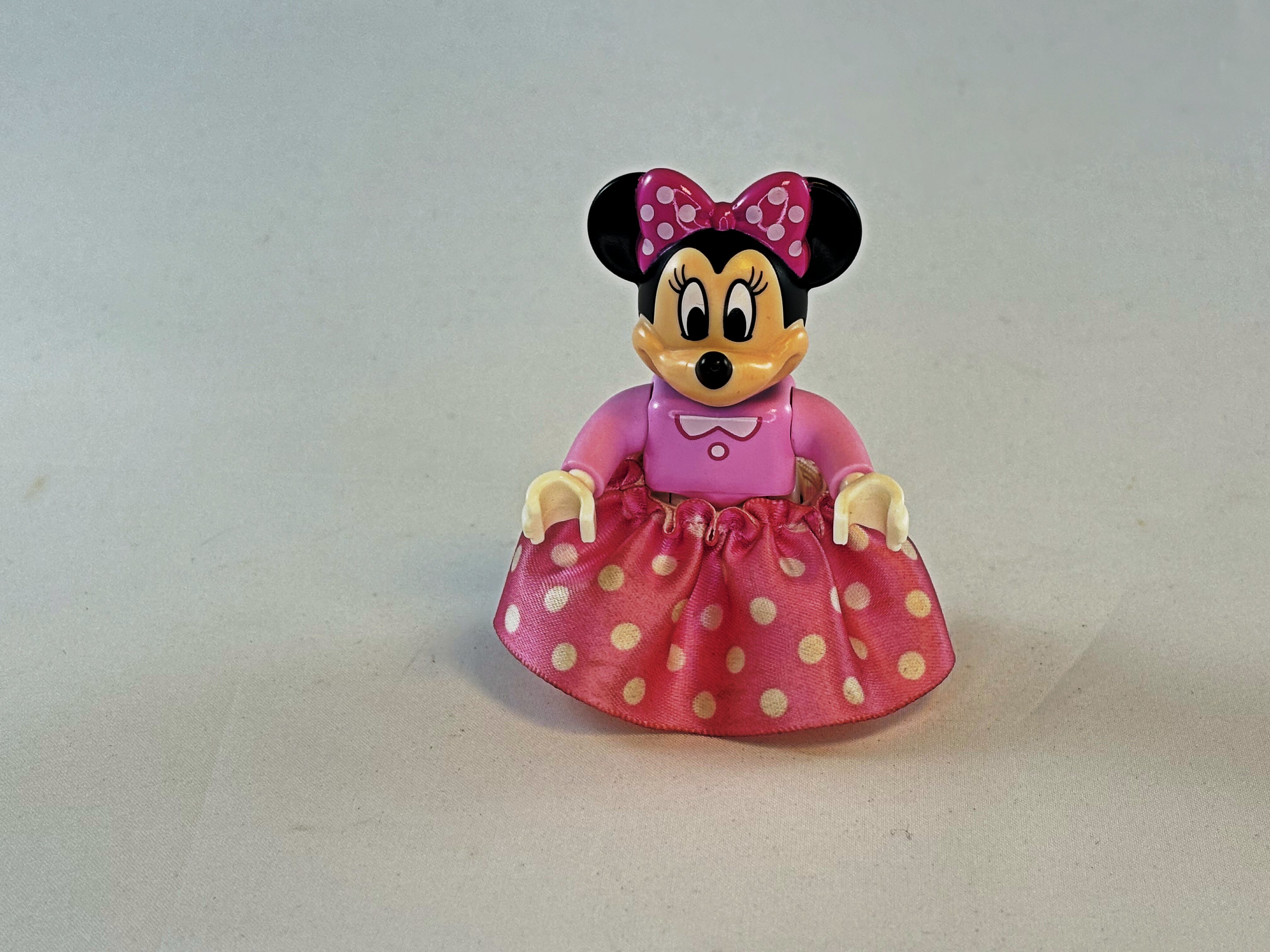 Minnie Mouse in roze lange rok