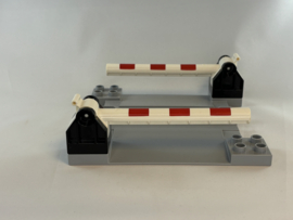 Overgang treinrails met 2 slagbomen lichtgrijs Duplo