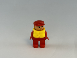 Man rood pak, geel zwemvest en rode pet Duplo