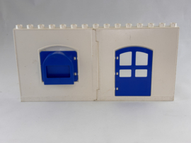 Muur wit met brievenbus en deur blauw Duplo