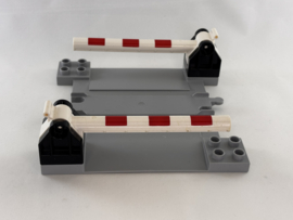 Overgang met 2 slagbomen treinrails lichtgrijs Duplo