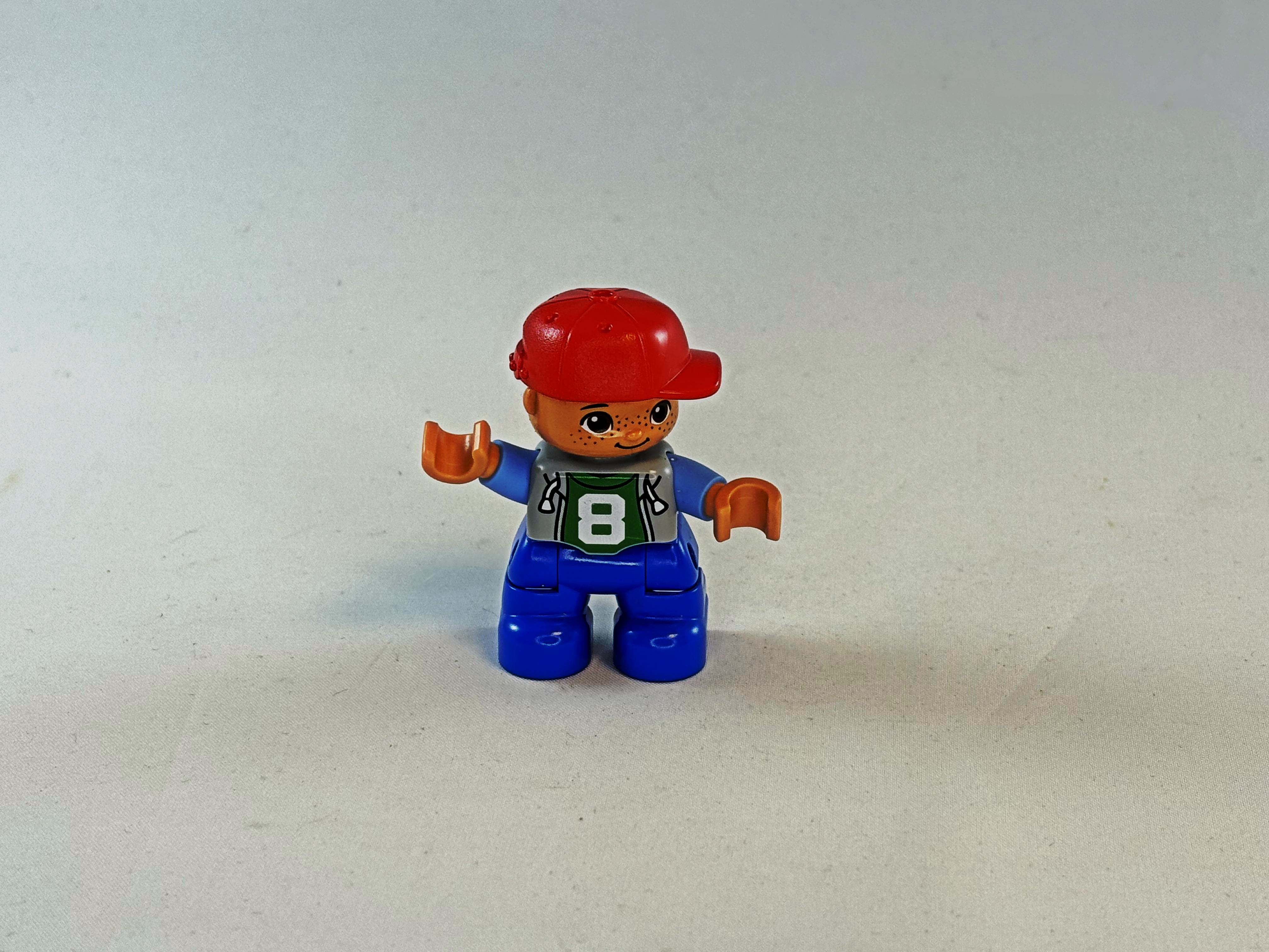 Jongen 8 met rode pet Duplo