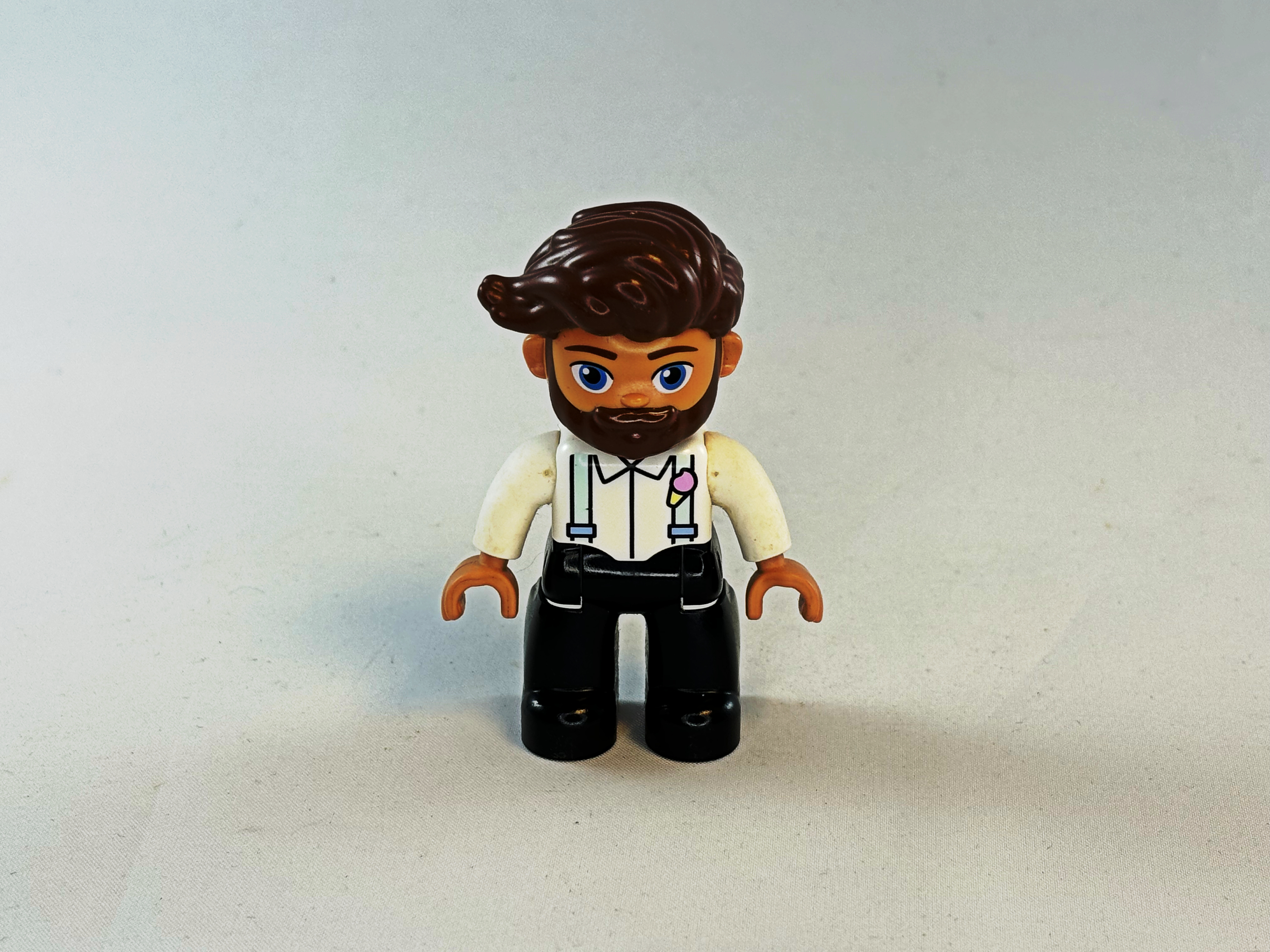 Man met baard, snor en bretels Duplo