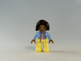 Vrouw getint, gele broek en blauwe jas Duplo