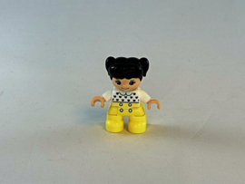 Meisje met gele broek, witte trui en zwart haar Duplo