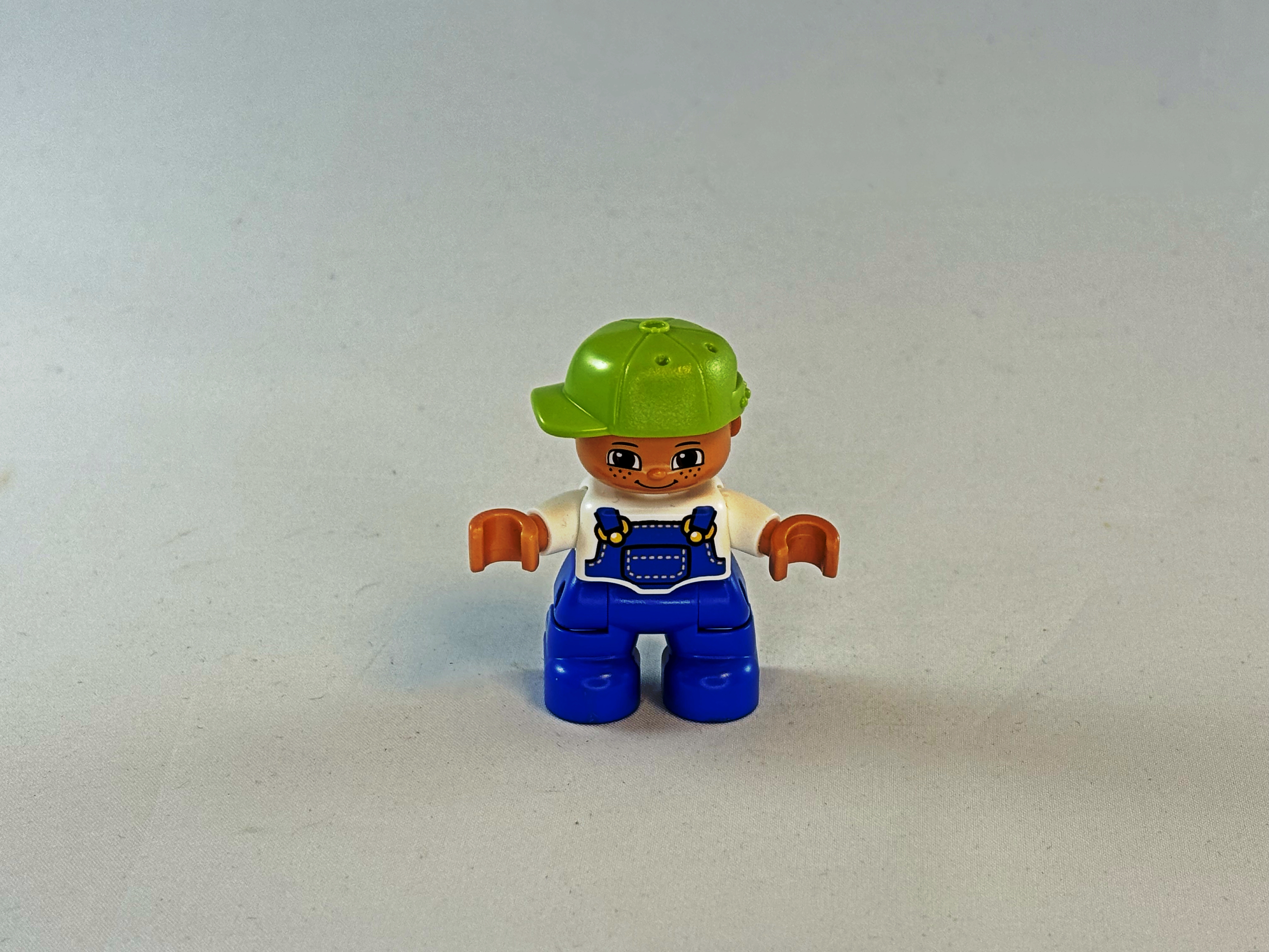 Jongen met tuinbroek en pet Duplo