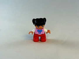 Meisje met rode broek, shirt met strik en zwart haar Duplo