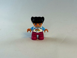 Meisje met paarse broek, regenboog op shirt en zwart haar Duplo