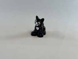 Poes / kat zwart met witte bef zittend Duplo